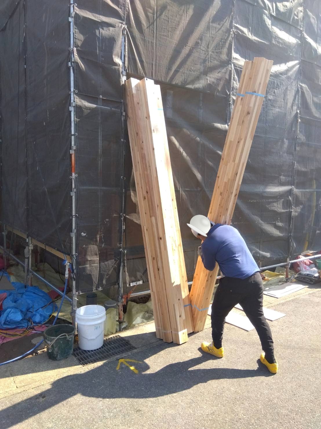 長尺材を立てかけるGrowingの作業員